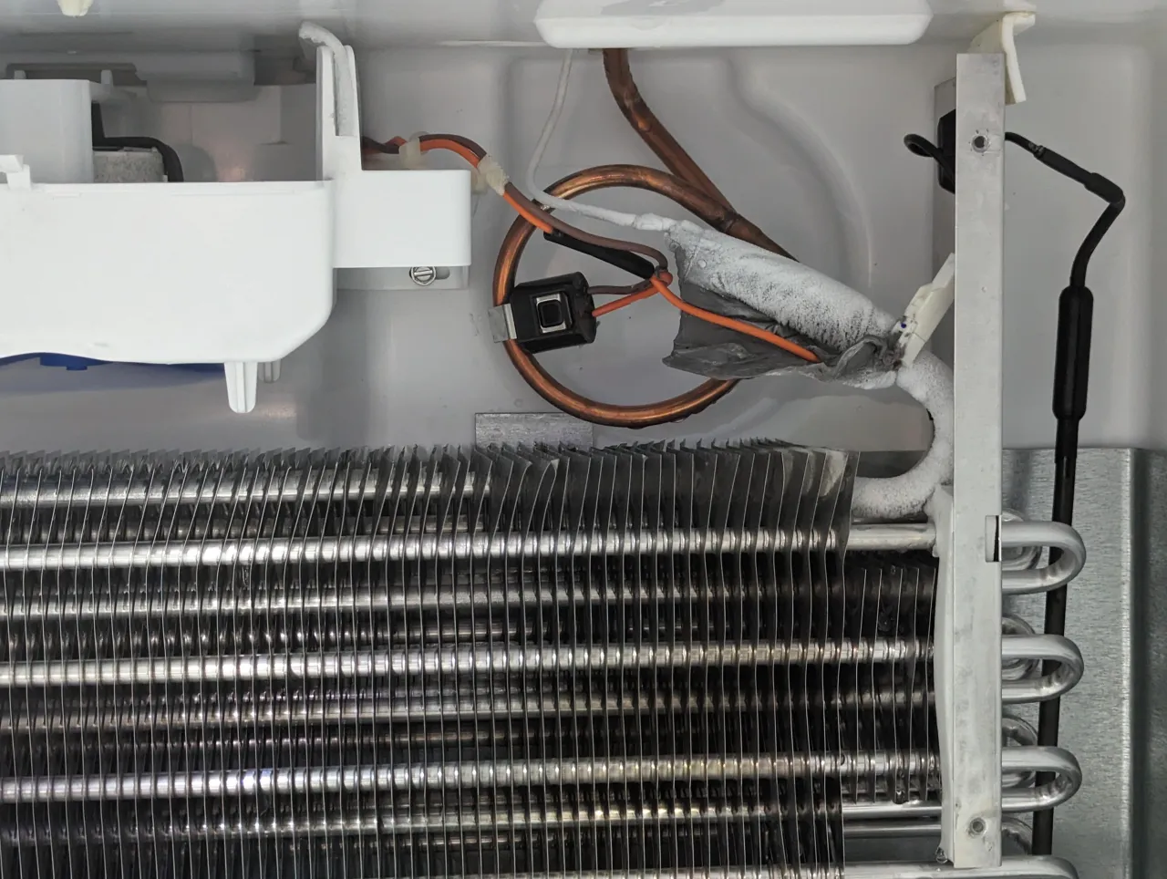 Uszkodzona zamrażarka przez rozmrażanie, przebity parownik