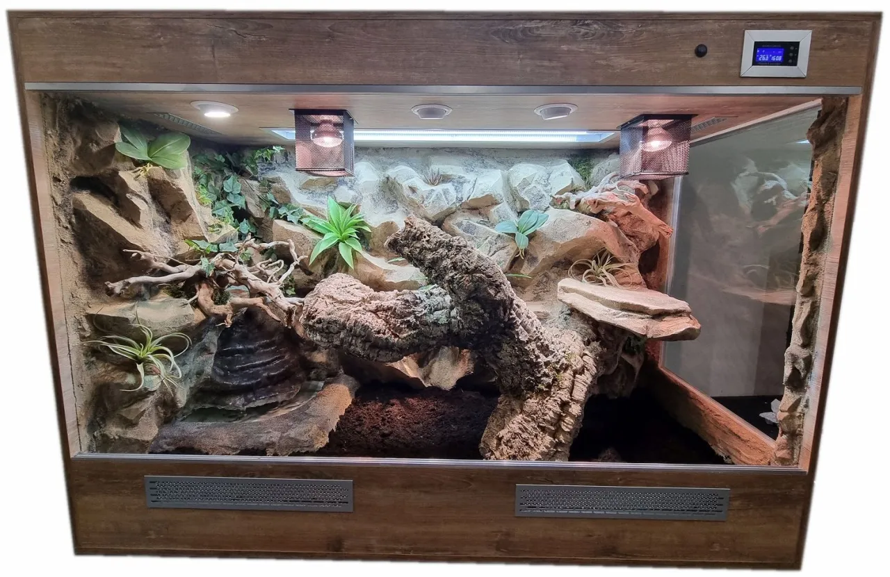 r&oacute;żne typy terrari&oacute;w dla węży