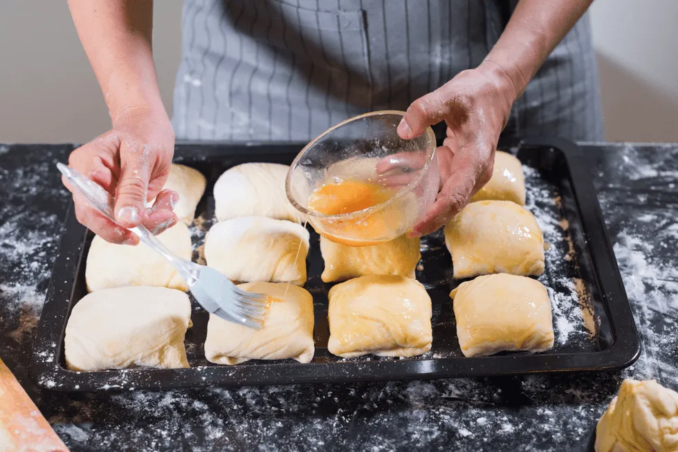 osoba jedząca ciastko francuskie umiar