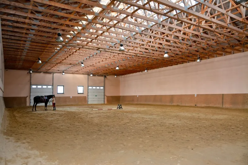 kryta ujeżdżalnia stadnina koni Janczar