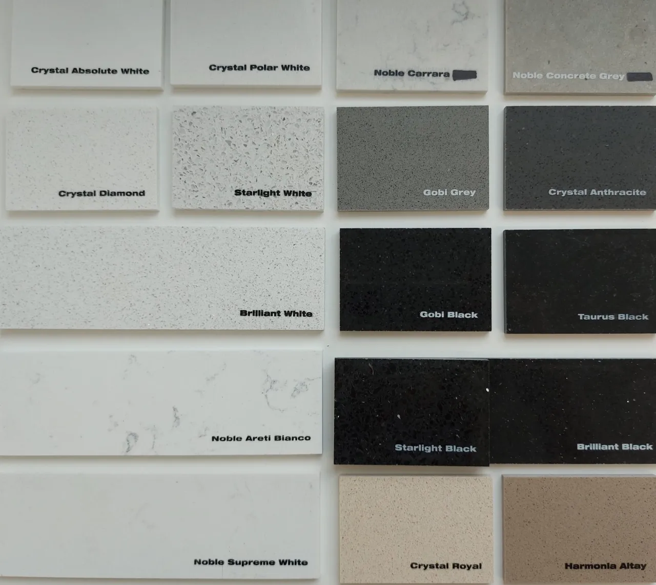 Pr&oacute;bki konglomeratu kwarcowego, duża płyta konglomeratu w hurtowni