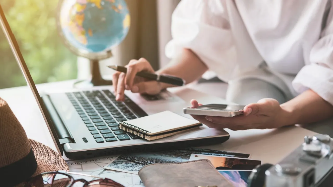 Osoba szukająca noclegu na laptopie