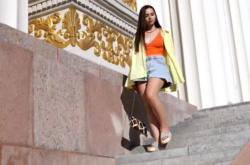 stylizacje ze spódnico-spodenkami jeansowymi na różne okazje