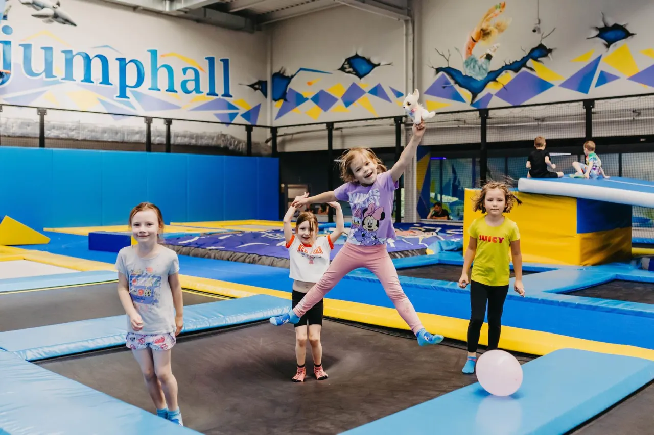 kobieta skacząca na trampolinie fitness uśmiechnięta