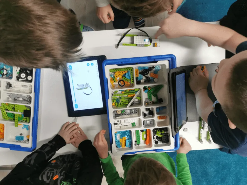 dzieci budujące roboty lego na zajęciach