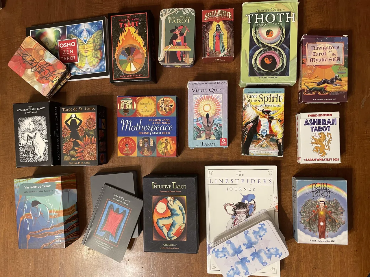 r&oacute;żne talie kart tarota i klasycznych do wr&oacute;żenia