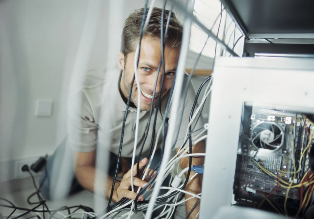 sprawdzanie kabli komputerowych w komputerze