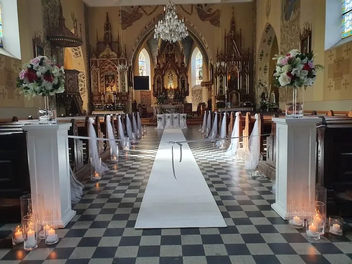 wnętrze kościoła przygotowanego do ślubu