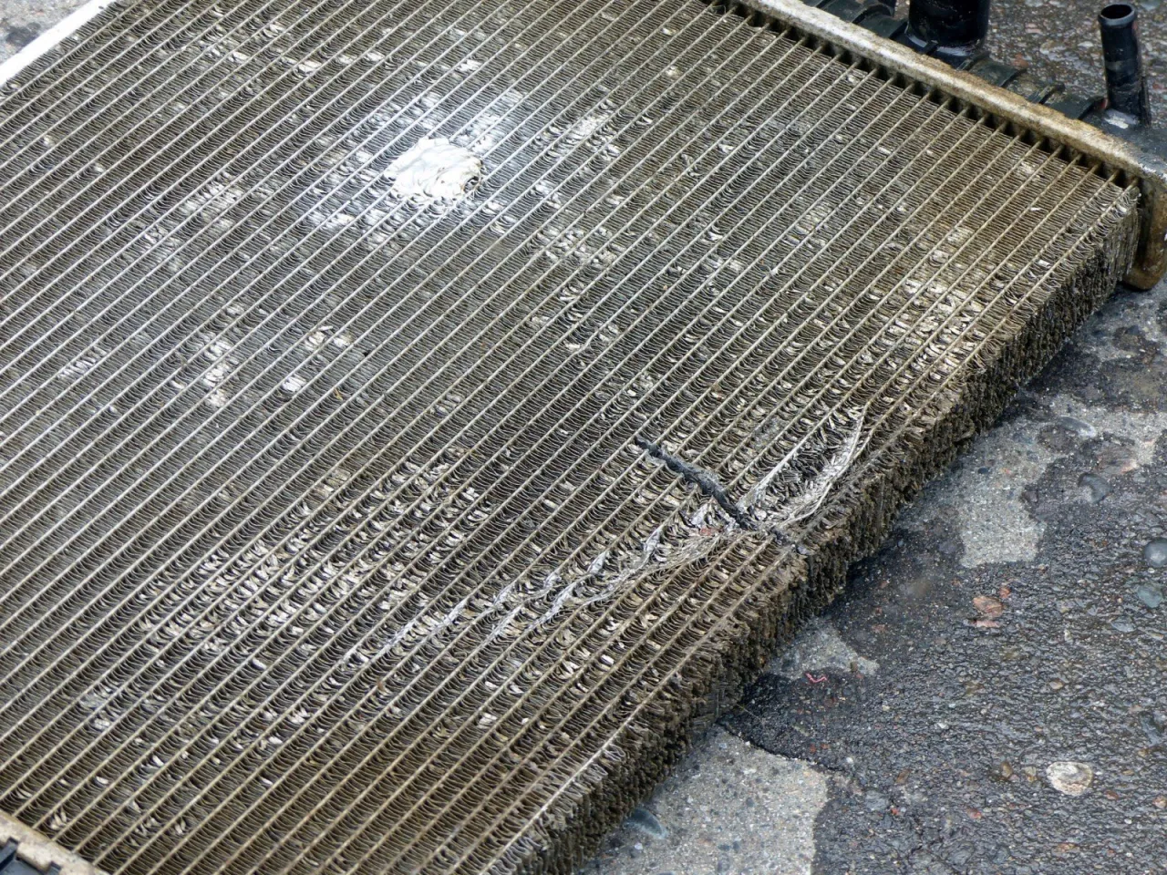 Zdjęcie Czym skleić plastikowe elementy chłodnicy, aby uniknąć kosztownych napraw?