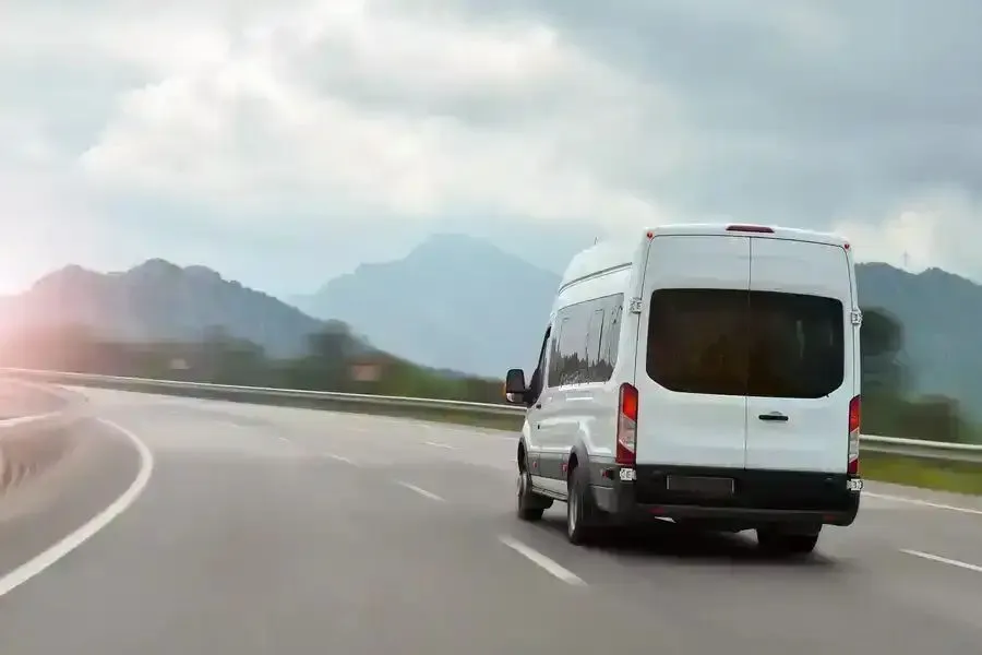 Zdjęcie Jakie prawo jazdy potrzebne do busa na bliźniakach? Uniknij problemów!