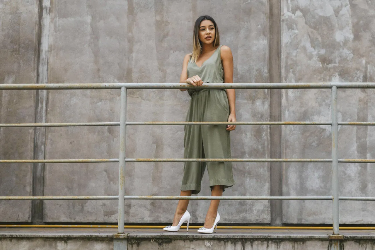 Zdjęcie Jakie buty do kombinezonu letniego, aby wyglądać stylowo i komfortowo