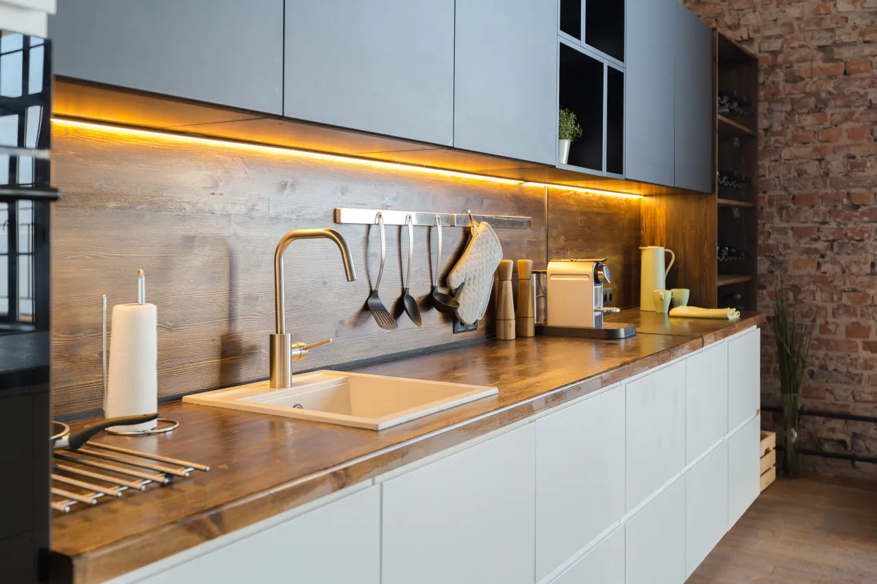 Zdjęcie Co na ścianę w kuchni? Inspiracje, materiały i koszty