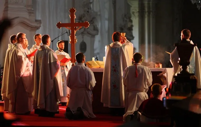 Zdjęcie Jak nie zemdleć w kościele – praktyczne porady, które pomogą Ci czuć się lepiej