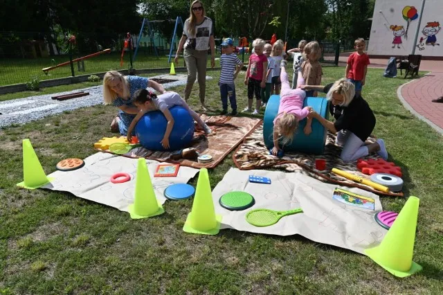 Zdjęcie Leśna ścieżka sensoryczna: jak wspiera rozwój dzieci w naturze