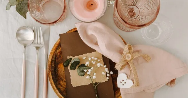 Zdjęcie Jak ułożyć serwetki na stole, by zachwycić gości elegancją