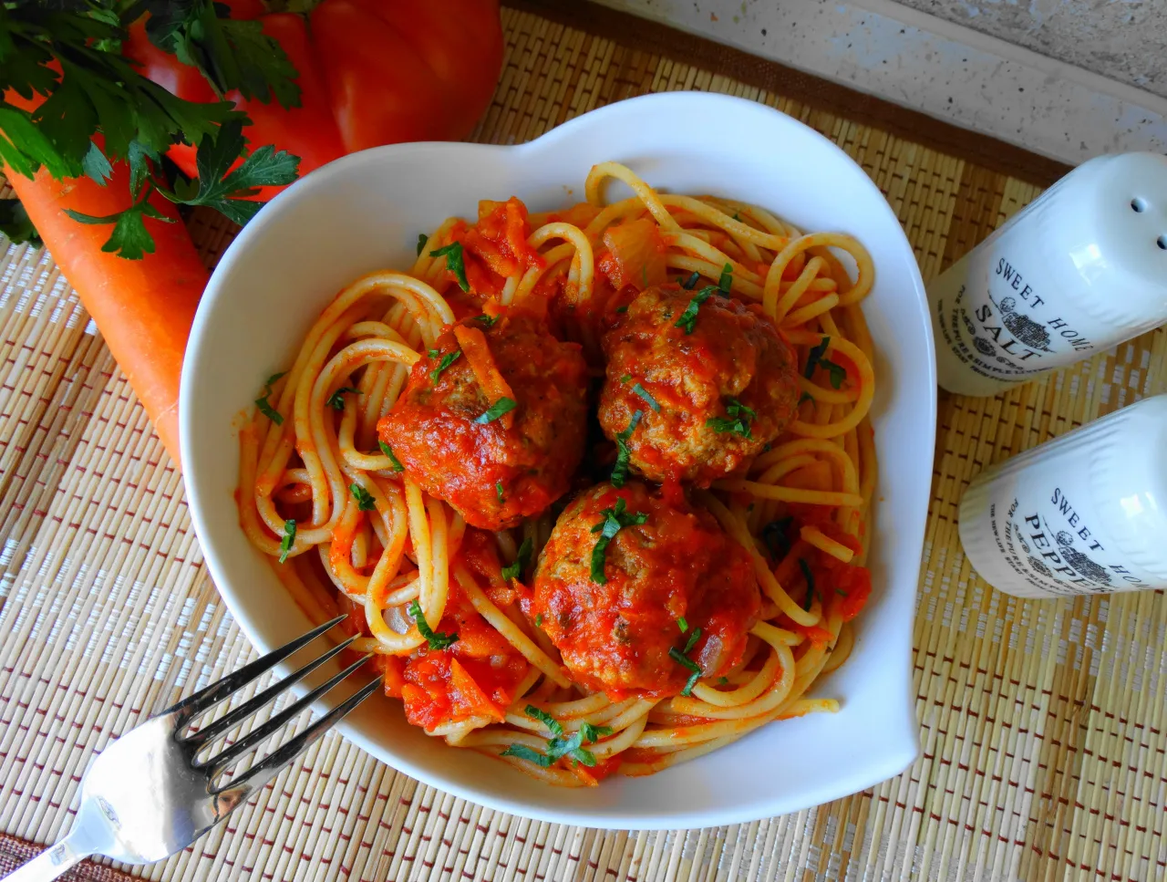 Zdjęcie Przepis na spaghetti z klopsikami po włosku, który zachwyci każdego