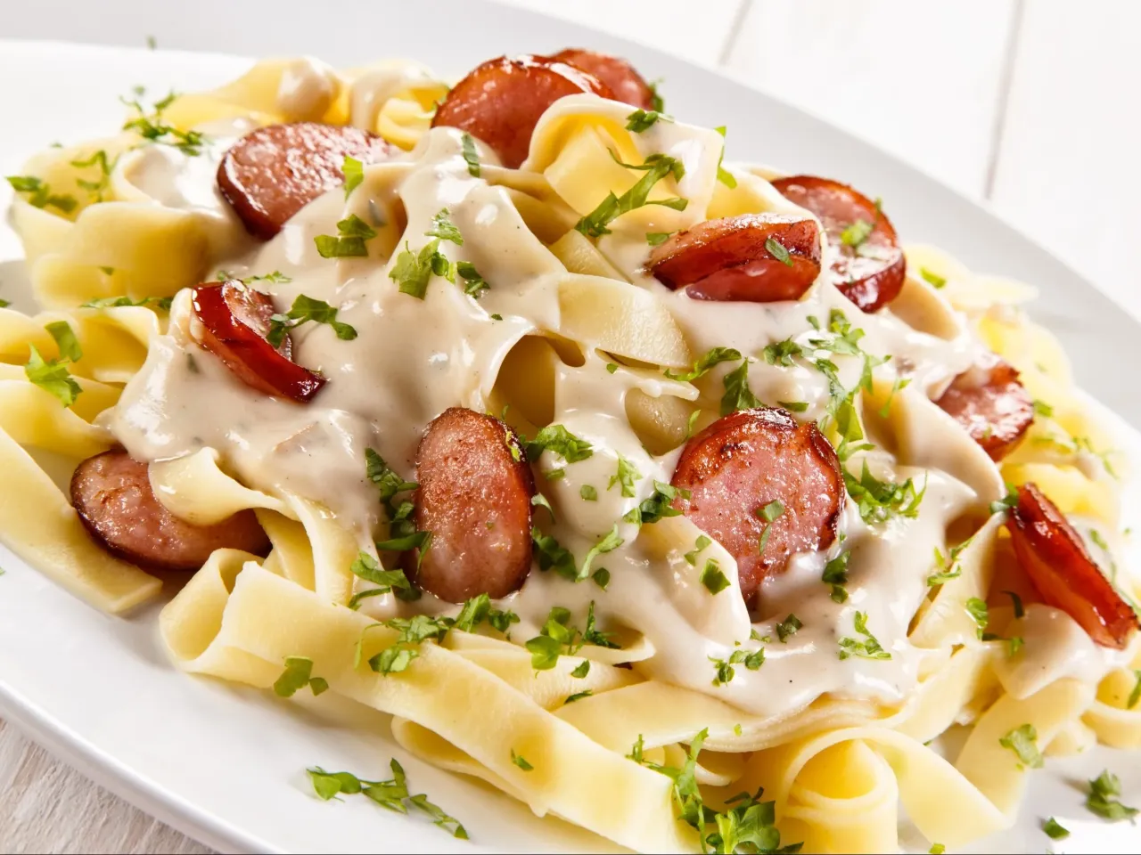 Zdjęcie Szybkie i tanie pomysły na obiad z kiełbasy, które zaskoczą smakami