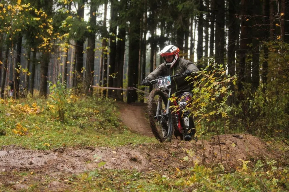 Zdjęcie Jak skakać na rowerze: proste techniki, aby uniknąć kontuzji