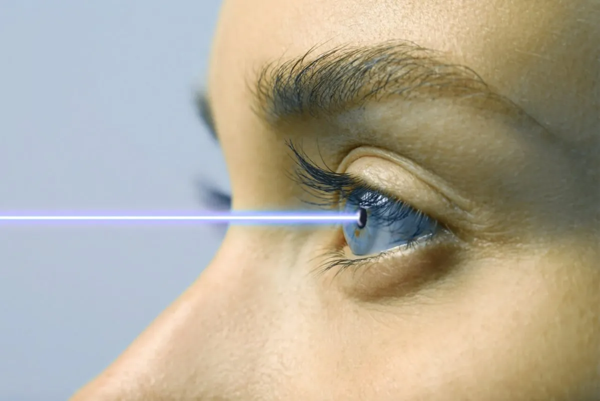 Zdjęcie Jak okulista wyciąga coś z oka - skuteczne metody i bezpieczeństwo