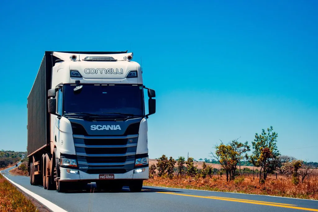 Zdjęcie Ile waży naczepa? Zaskakujące fakty o wadze i jej wpływie na transport