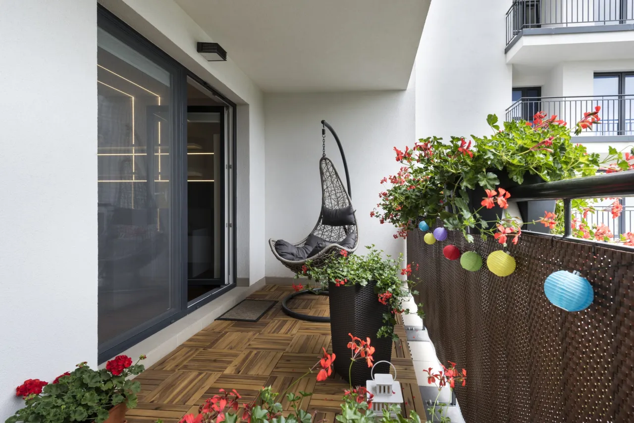 Zdjęcie Jak zrobić balkon w bloku, aby stał się przytulnym miejscem relaksu