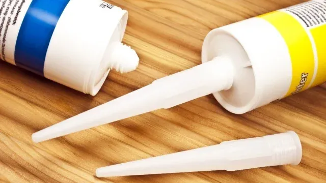 Zdjęcie Jak usunąć nadmiar silikonu? Skuteczne metody na świeży i zaschnięty silikon