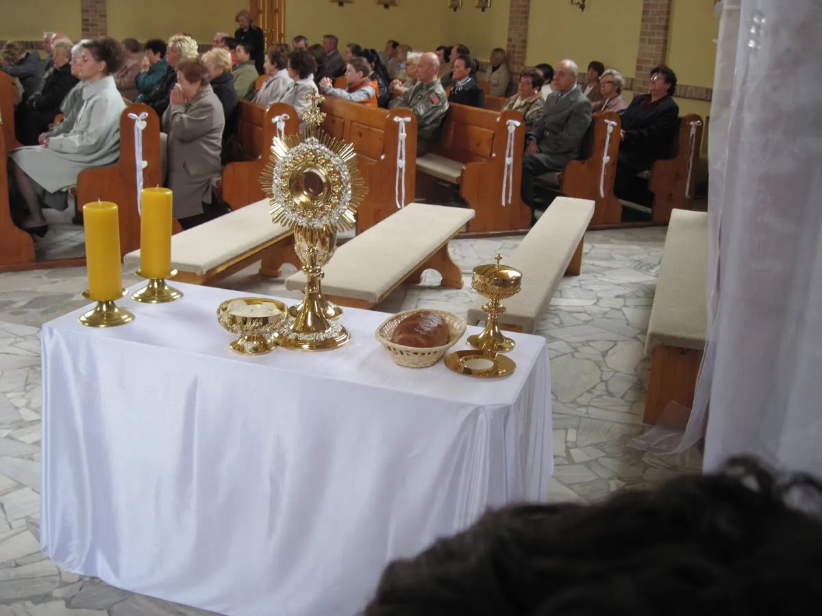 Zdjęcie Dary składane na ołtarzu: ich znaczenie i rola w liturgii katolickiej