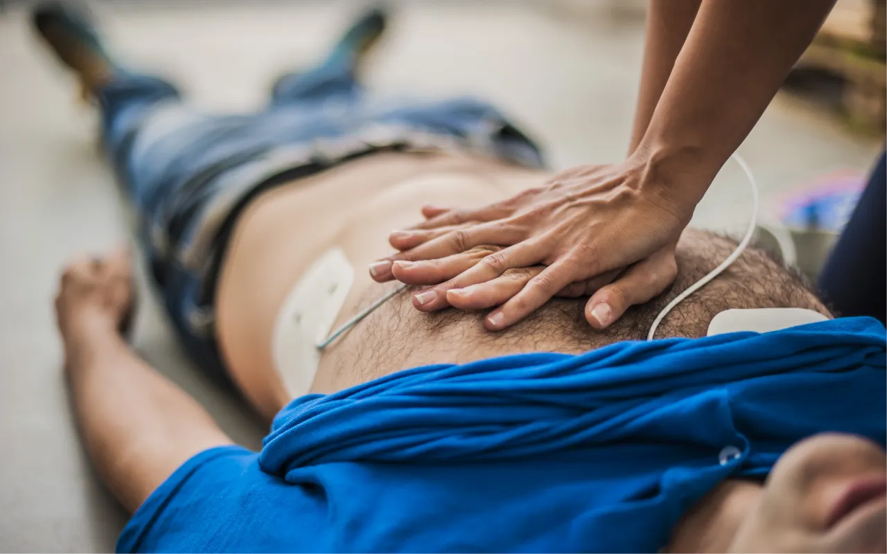 Zdjęcie U kogo nie można stosować defibrylatora AED i dlaczego to ważne