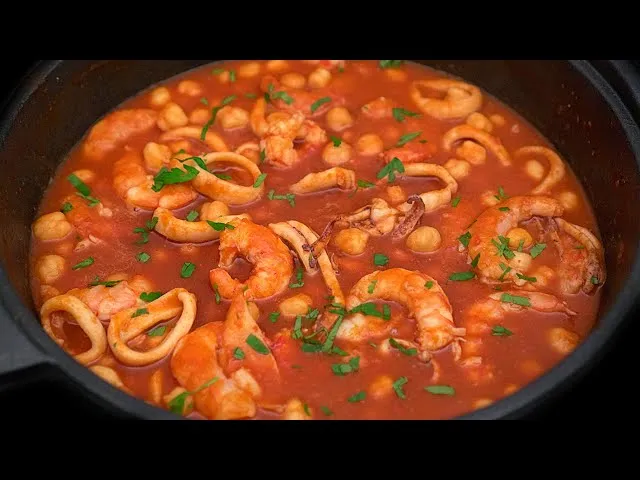 Zdjęcie Receta fácil de garbanzos con gambas y calamares que sorprenderá