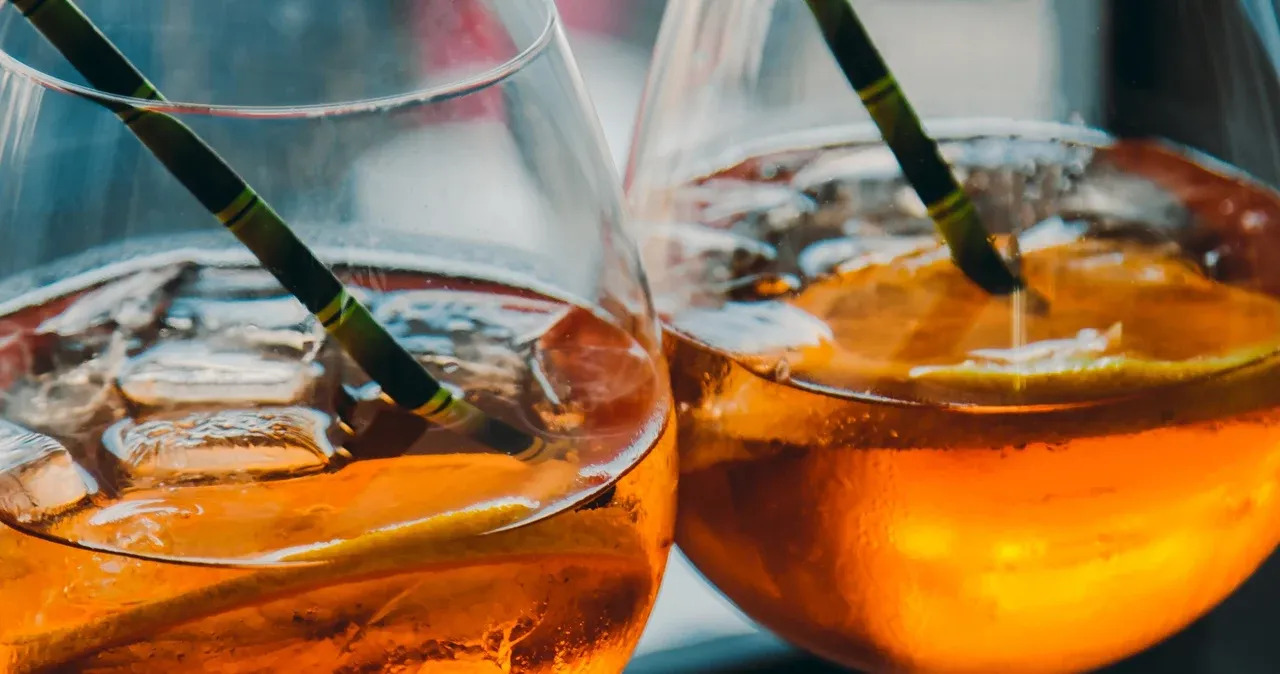 Zdjęcie Ile kalorii ma Twój ulubiony drink? Sprawdź, co pijesz!