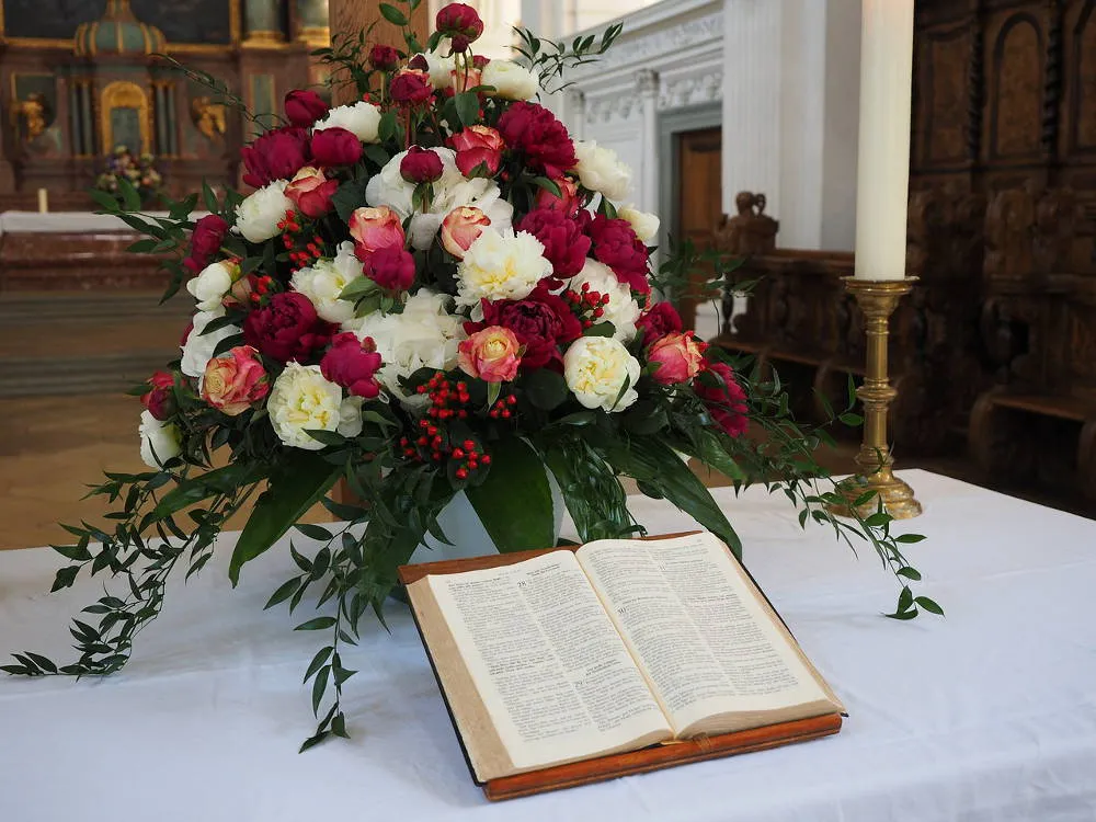 Zdjęcie Jakie kwiaty na ołtarz wybrać? Najlepsze gatunki i porady florystyczne