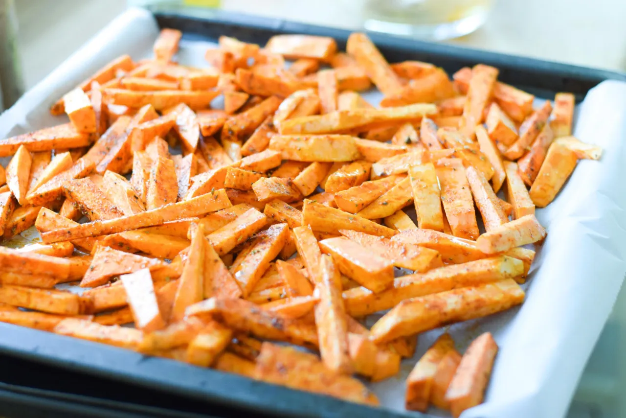 Zdjęcie Frytki z batatów z czym podać, aby zaskoczyć gości smakiem