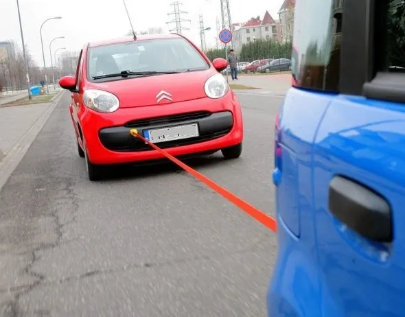 Zdjęcie Czy możesz holować auto na lince? Prawo, które Cię zaskoczy!
