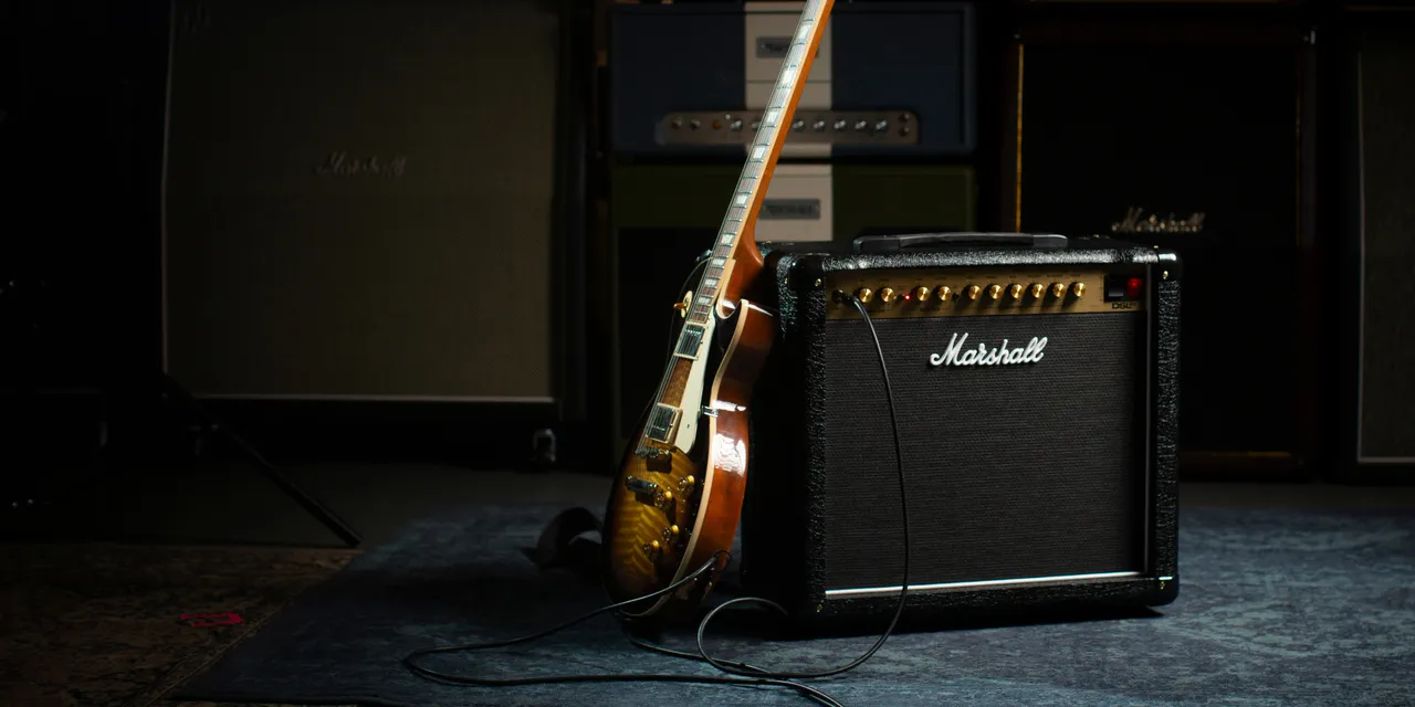 Zdjęcie Co jest potrzebne do gry na gitarze elektrycznej? Kluczowe akcesoria dla początkujących