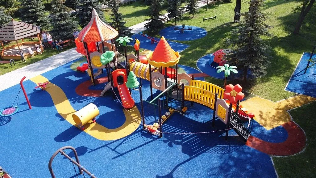 Zdjęcie Jaka nawierzchnia na plac zabaw zapewni bezpieczeństwo i trwałość