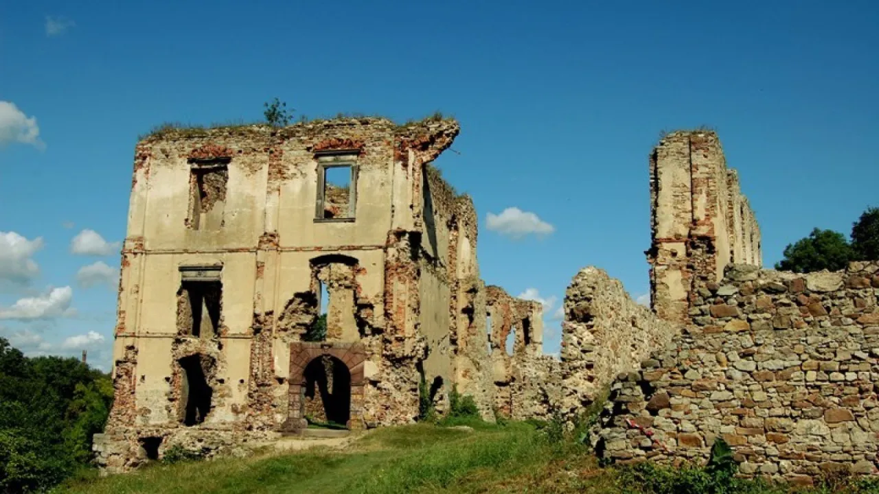 Zdjęcie Ruiny zamku w Bodzentynie: tajemnice historii i niezwykłe atrakcje