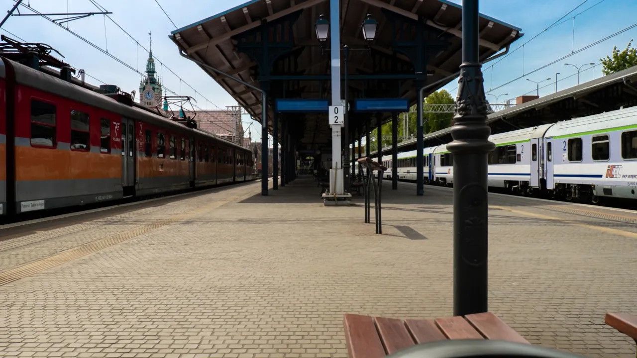 Zdjęcie Jak dojechać do Uniejowa pociągiem? Sprawdź najlepsze opcje transportu