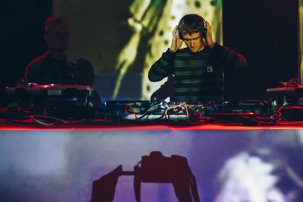 Zdjęcie Zarobki DJ-a w Polsce: Ile kosztuje noc? Stawki 2026