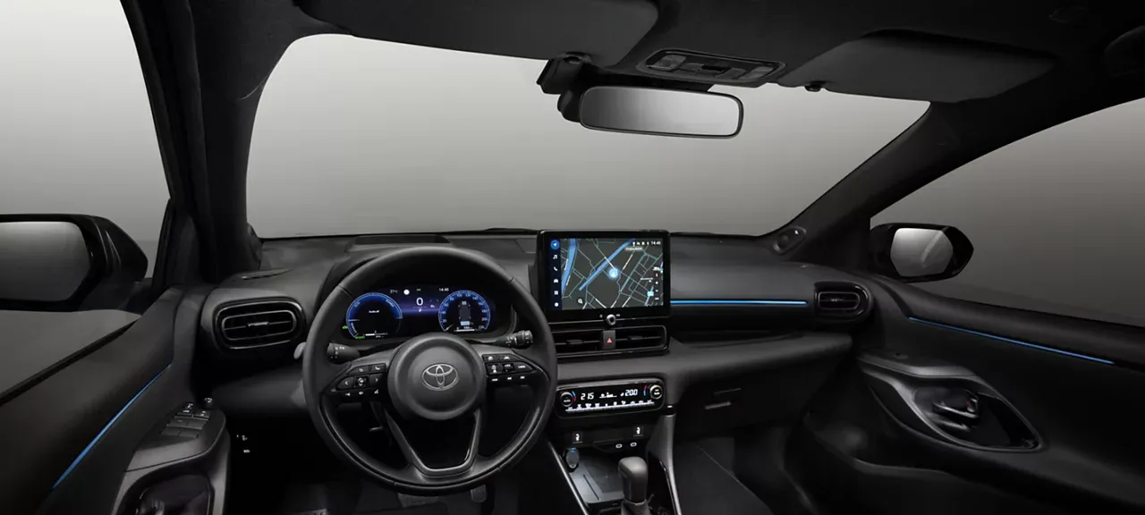 Nowa Toyota Yaris 2024 wnętrze i zewnątrz