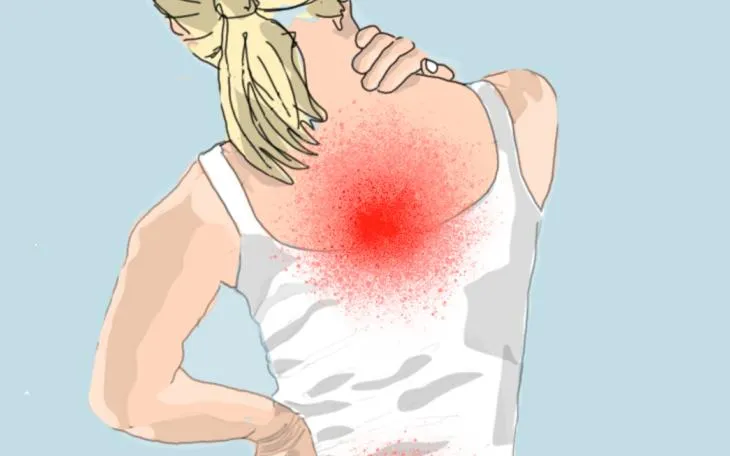 Frau sp&uuml;rt Schmerz zwischen Schulterbl&auml;ttern