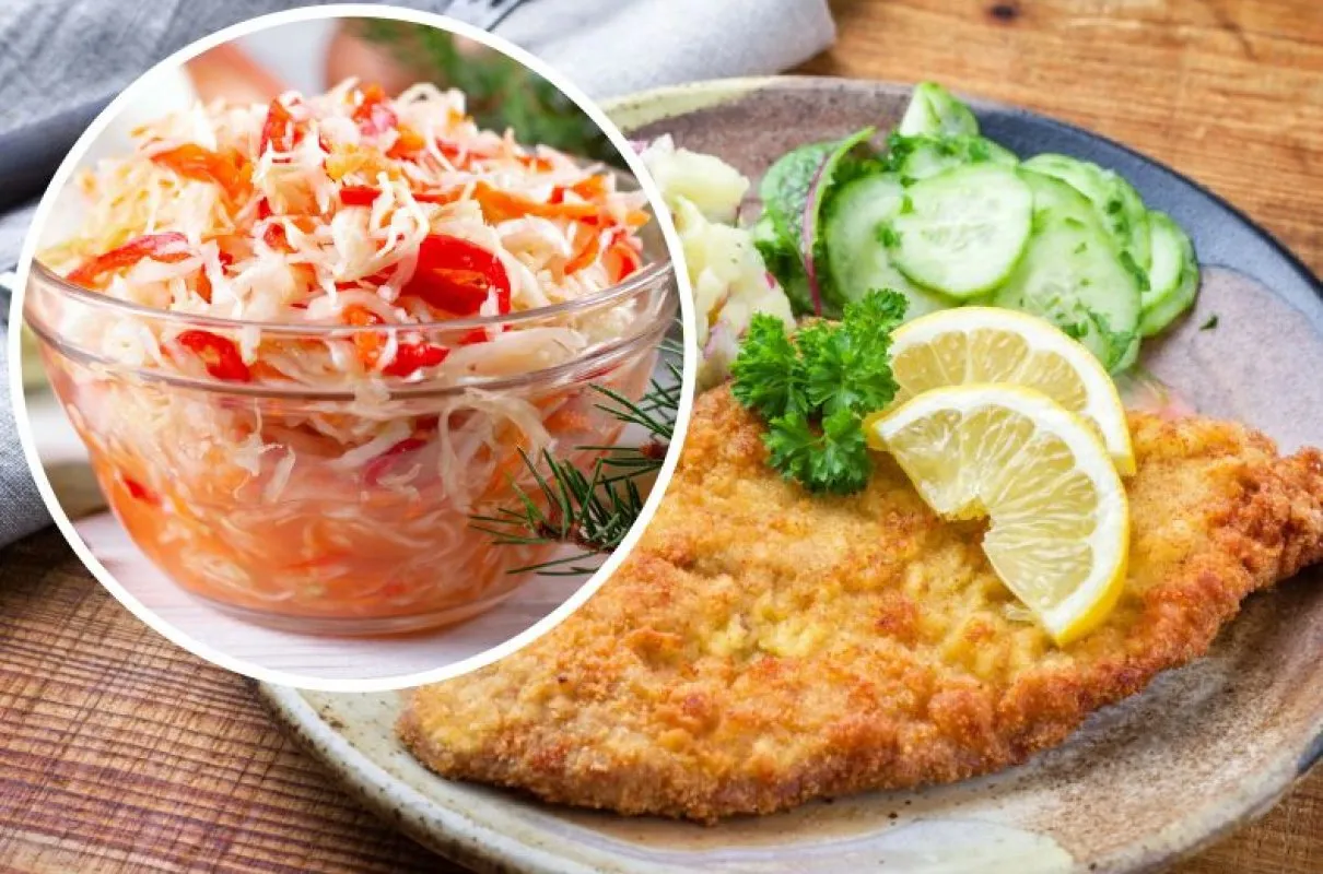 Idealna jaka sałatka do schabowego? Ta z kiszonej kapusty z marchewką i papryką, podana z kotletem i og&oacute;rkiem.