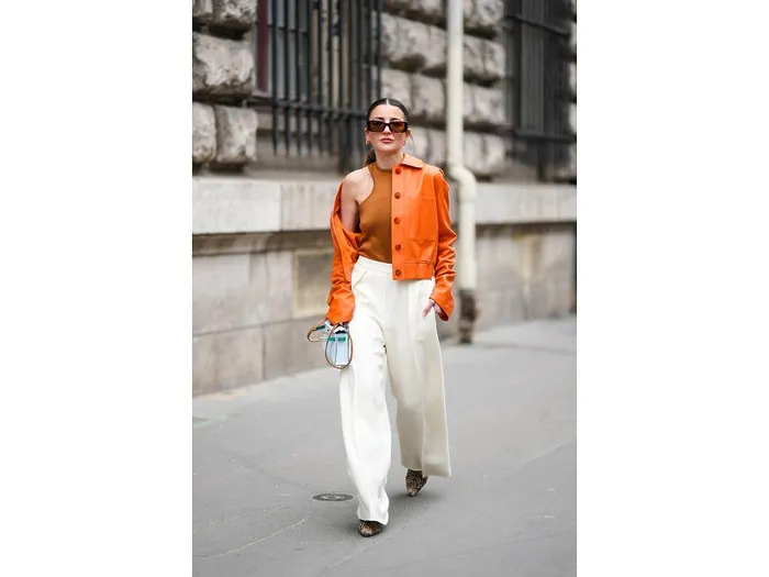 białe szerokie spodnie stylizacje casual