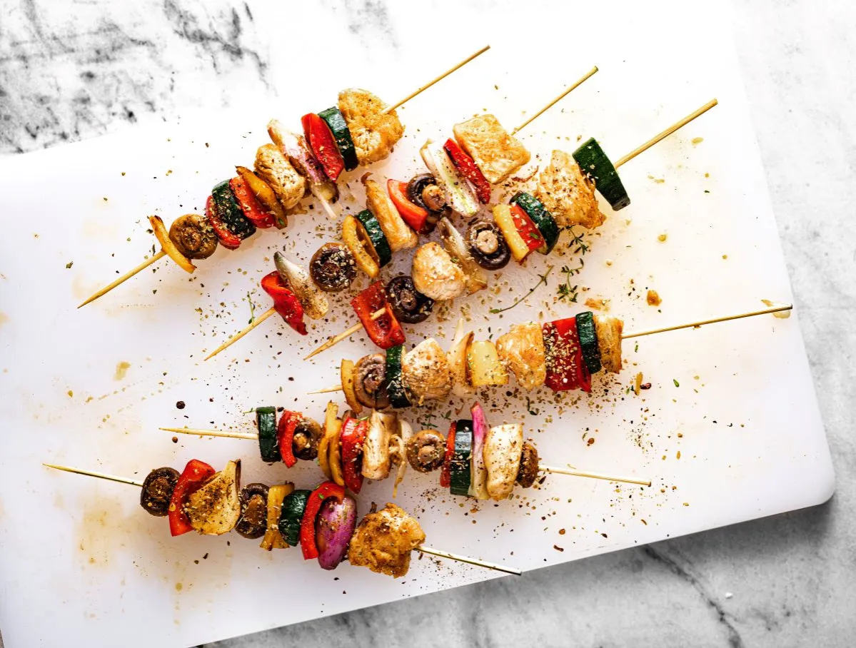 Szaszłyki z kurczaka i warzyw, gotowe do grillowania. Marynata do kurczaka na szaszłyki nada im wyjątkowy smak.