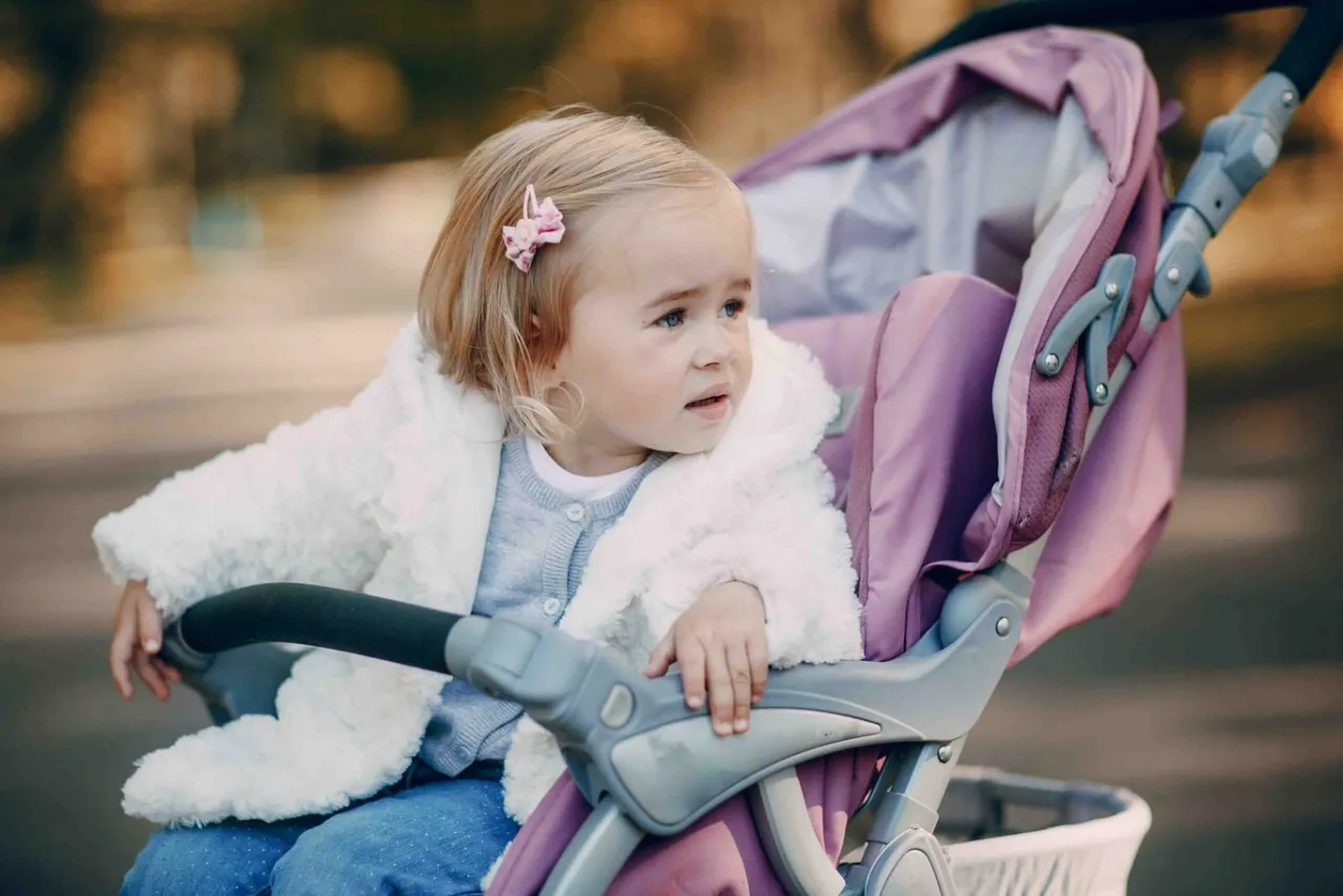 Szczęśliwe dziecko na spacerze bez gorączki