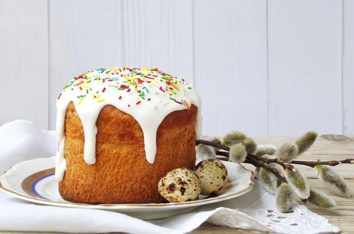 Tradycyjne ukraińskie ciasta, jak to wielkanocne z lukrem i posypką, z jajkami i baziami, to pyszne przepisy na święta.