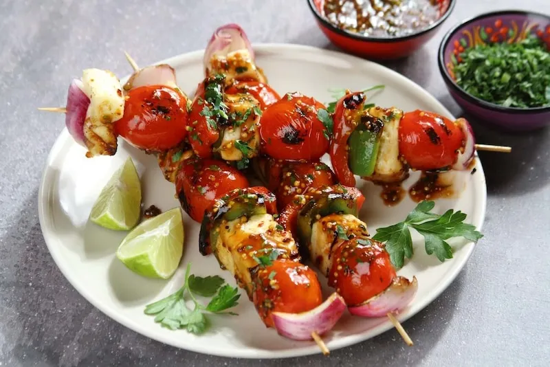 grillowane halloumi z warzywami, wegetariański grill, szaszłyki warzywne