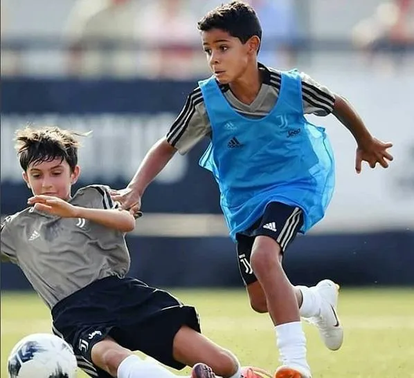 Cristiano Ronaldo Jr gra w piłkę