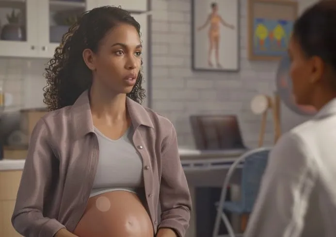 Kobieta w ciąży rozmawiająca z lekarzem o dolegliwościach