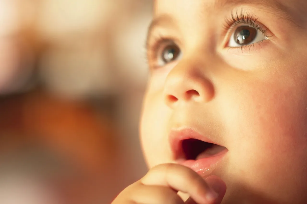 Uśmiechnięte niemowlę odkrywające świat