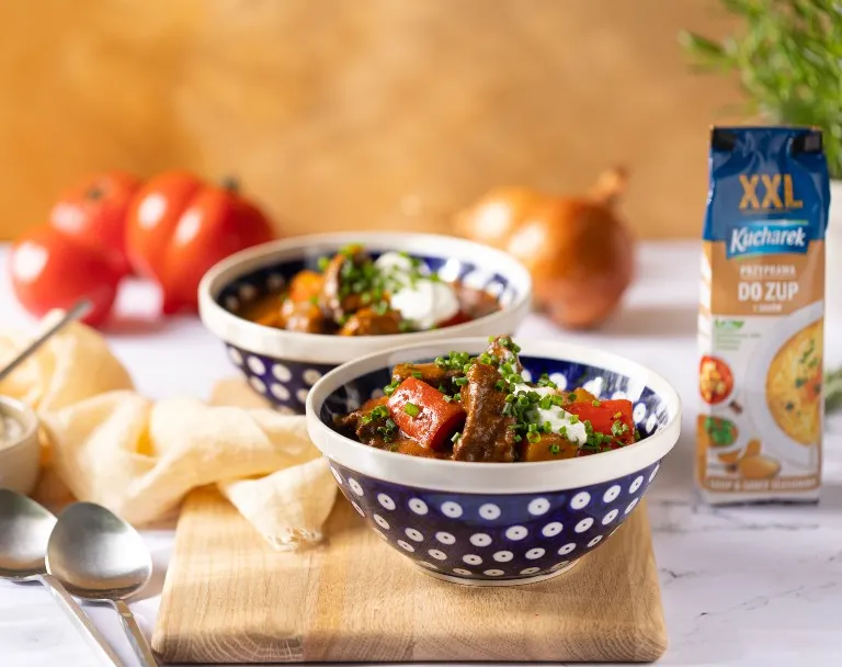 gotowa zupa gulaszowa z pieczywem i śmietaną